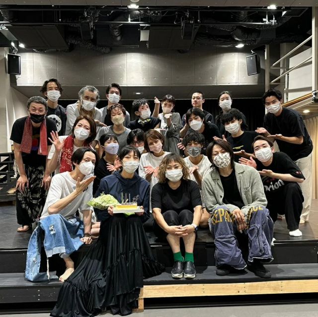本日6月22日は大空ゆうひさんのお誕生日です。
稽古場でささやかにお祝い！
三浦オイディプスから花束贈呈！
鮮烈な劇世界を誕生させるメンバーの笑顔が清々しい！
稽古場で深化してきた衝撃作をお楽しみに！！

公式サイト
oedipus.jp/

#パルテノン多摩
#オイディプス王